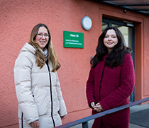 Erstsemestertutorin Verena Mailänder (links) und Sarah Kowallik (rechts), Studiengangskoordinatorin in Elternzeit. 